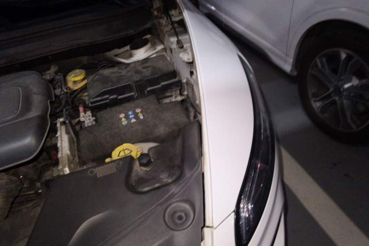 Used Jeep Cherokee 2014 2.4L Luxury Edition Engine Bay Left