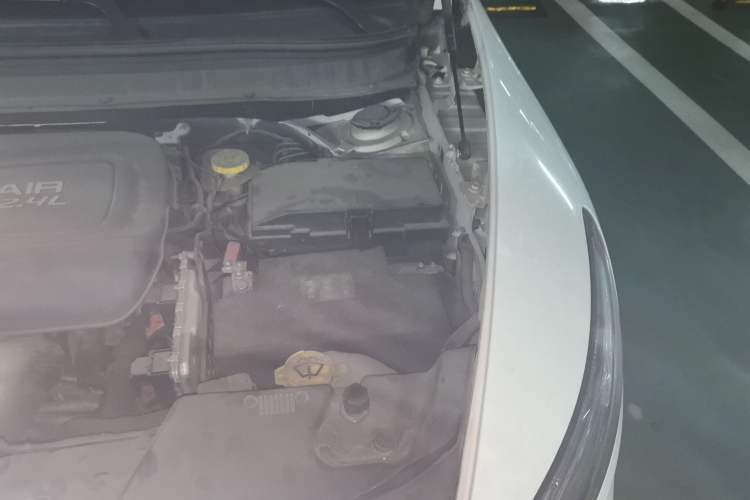 Used Jeep Cherokee 2014 2.4L Luxury Edition Engine Bay Left