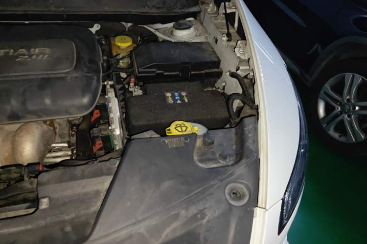 Used Jeep Cherokee 2014 2.4L Luxury Edition Engine Bay Left