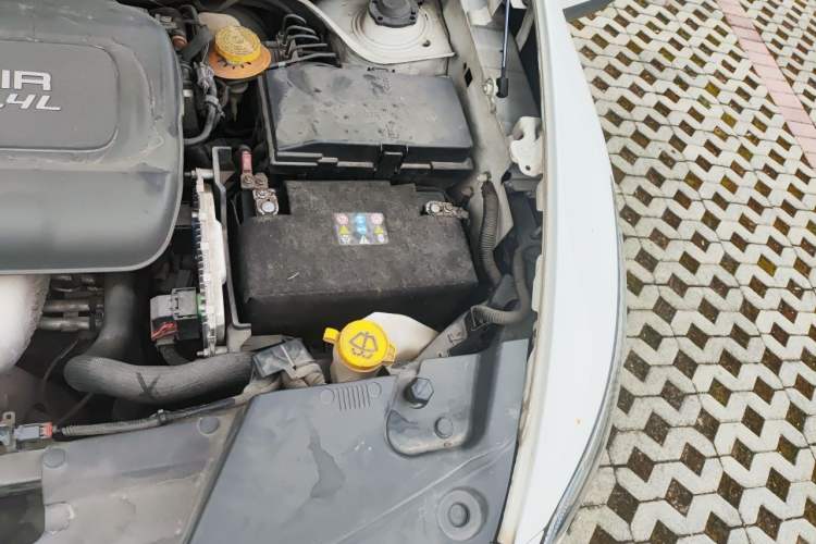 Used Jeep Cherokee 2014 2.4L Luxury Edition Engine Bay Left