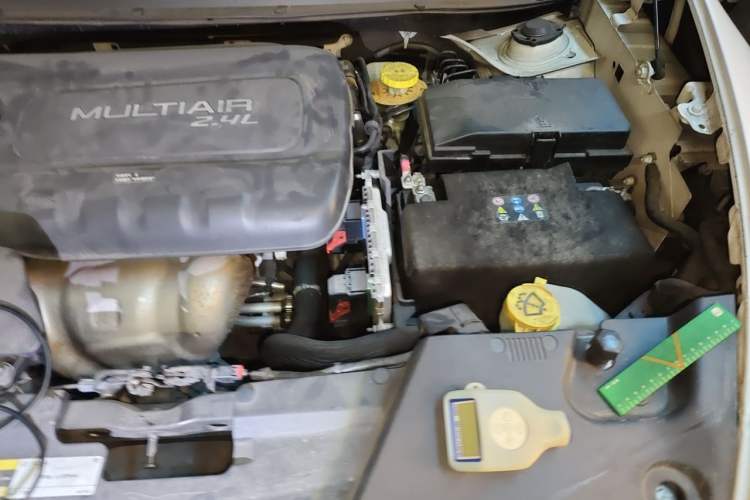 Used Jeep Cherokee 2014 2.4L Luxury Edition Engine Bay Left
