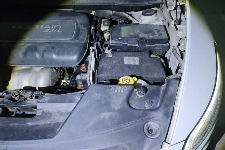 Used Jeep Cherokee 2014 2.4L Luxury Edition Engine Bay Left