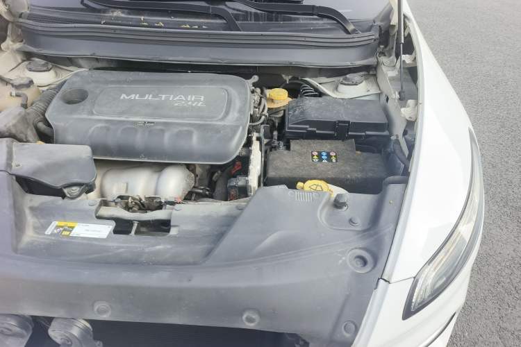 Used Jeep Cherokee 2014 2.4L Luxury Edition Engine Bay Left