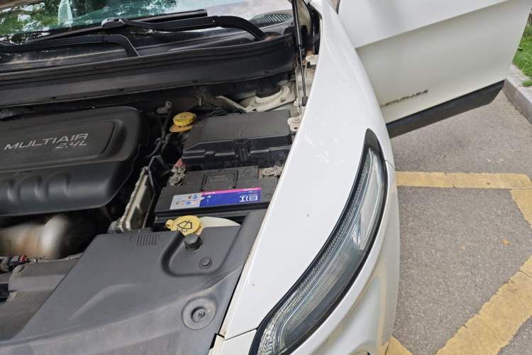 Used Jeep Cherokee 2014 2.4L Luxury Edition Engine Bay Left