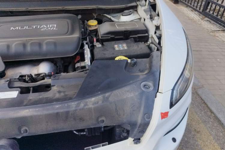 Used Jeep Cherokee 2014 2.4L Luxury Edition Engine Bay Left