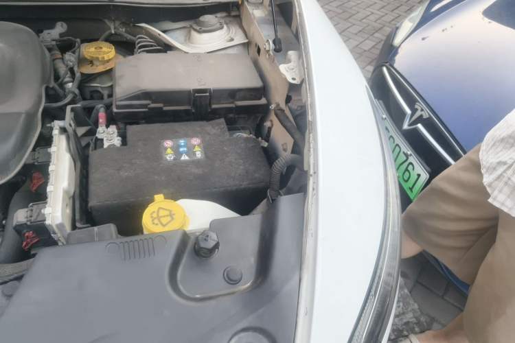 Used Jeep Cherokee 2014 2.4L Luxury Edition Engine Bay Left
