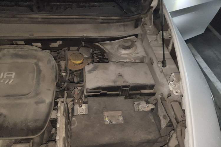 Used Jeep Cherokee 2014 2.4L Luxury Edition Engine Bay Left