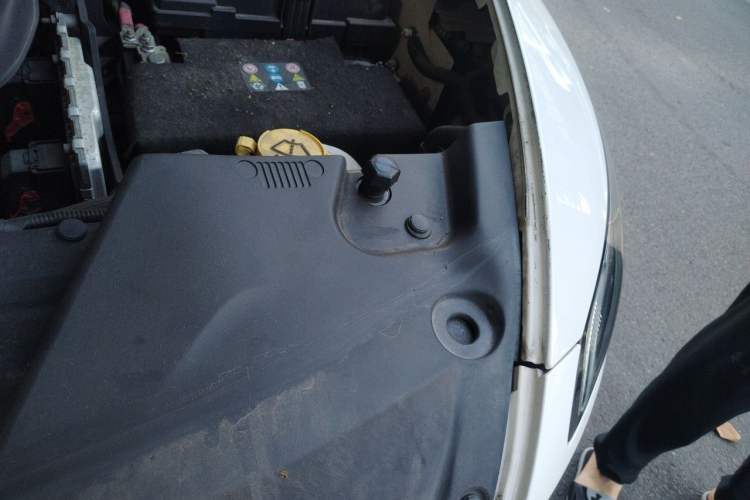 Used Jeep Cherokee 2014 2.4L Luxury Edition Engine Bay Left