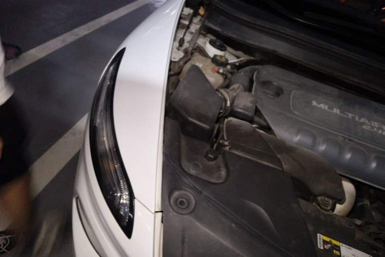 Used Jeep Cherokee 2014 2.4L Luxury Edition Engine Bay Right