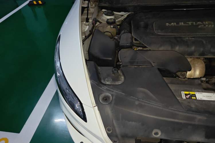 Used Jeep Cherokee 2014 2.4L Luxury Edition Engine Bay Right