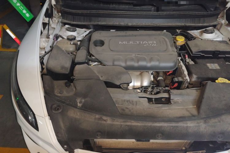 Used Jeep Cherokee 2014 2.4L Luxury Edition Engine Bay Right