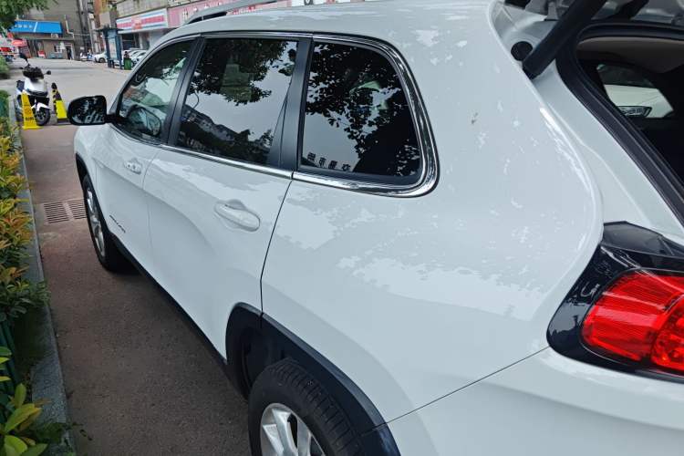 Used Jeep Cherokee 2014 2.4L Luxury Edition Exterior 3