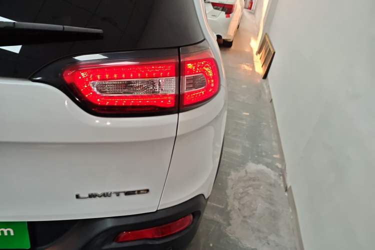 Used Jeep Cherokee 2014 2.4L Elite Edition Exterior 3