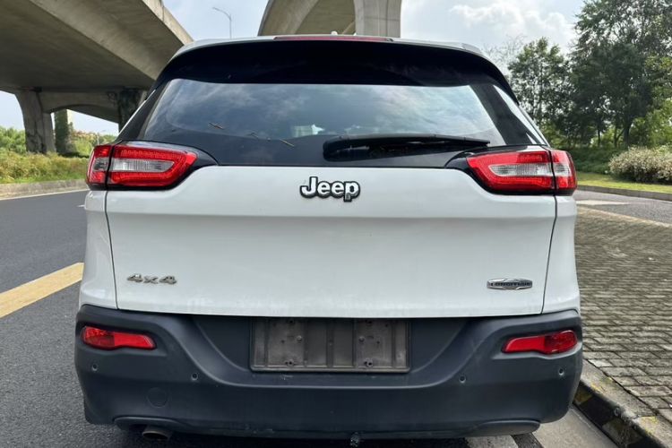 Used Jeep Cherokee 2014 2.4L Urban Edition Exterior 4