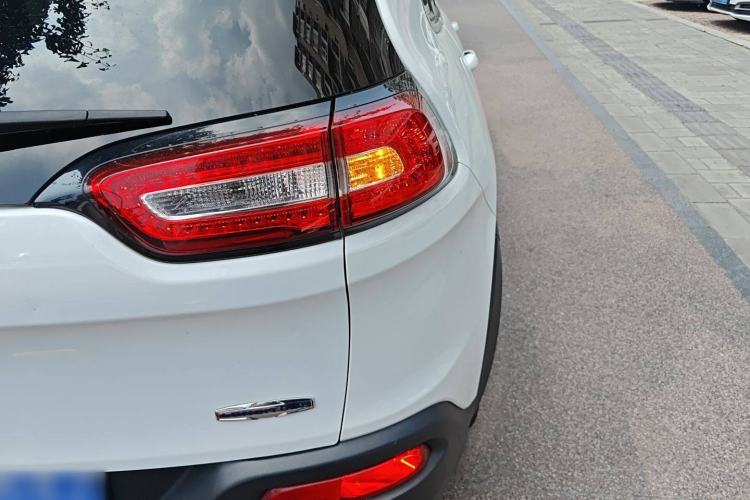 Used Jeep Cherokee 2014 2.4L Luxury Edition Exterior 6