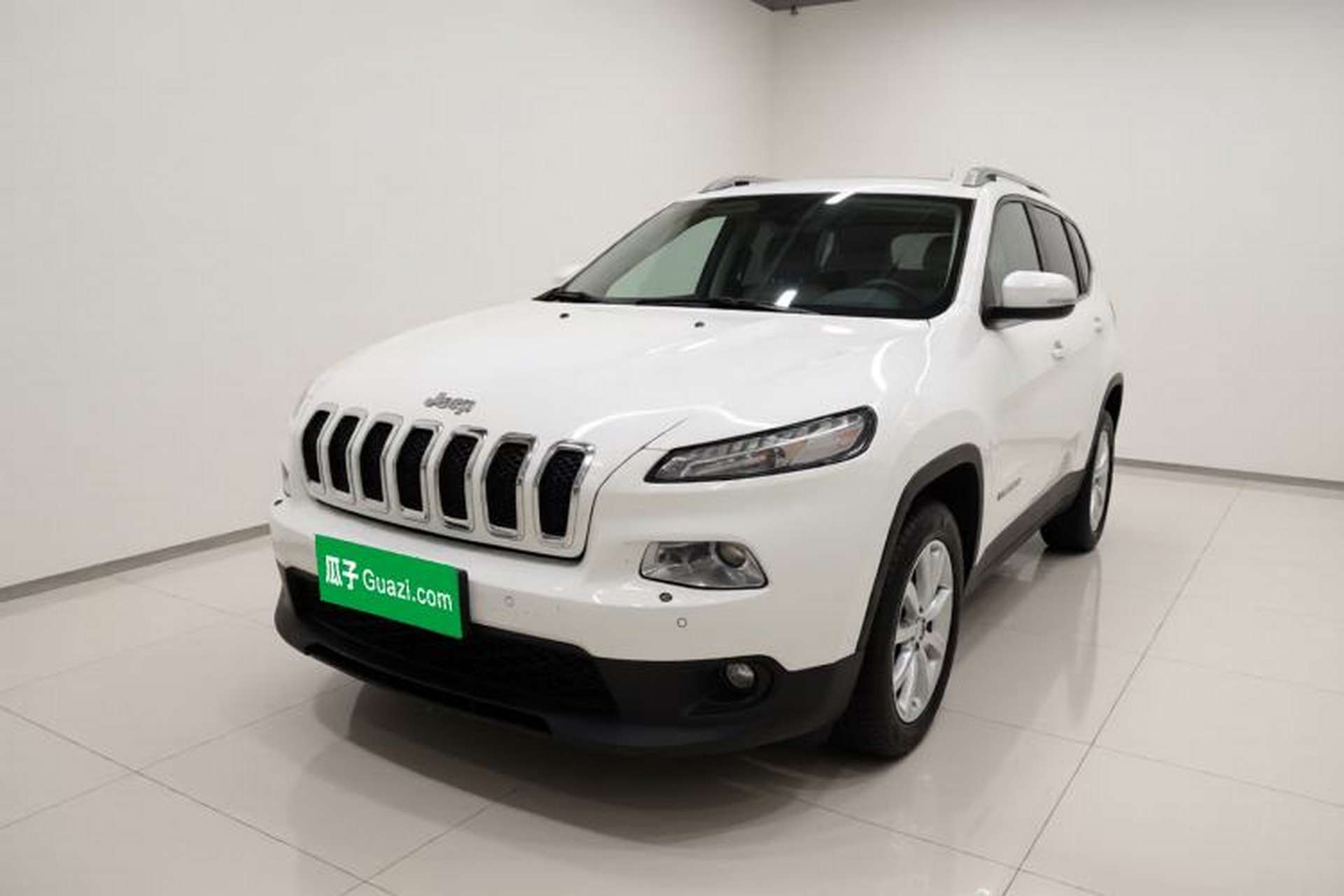 Used Jeep Cherokee 2014 2.4L Luxury Edition Front Left 45 Deg