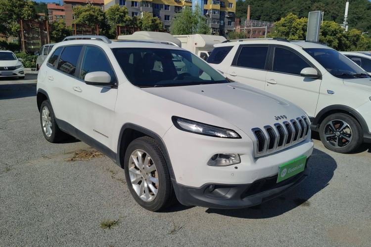 Used Jeep Cherokee 2014 2.4L Luxury Edition Front Right 45 Deg