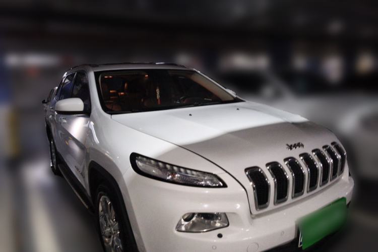 Used Jeep Cherokee 2014 2.4L Luxury Edition Front Right 45 Deg