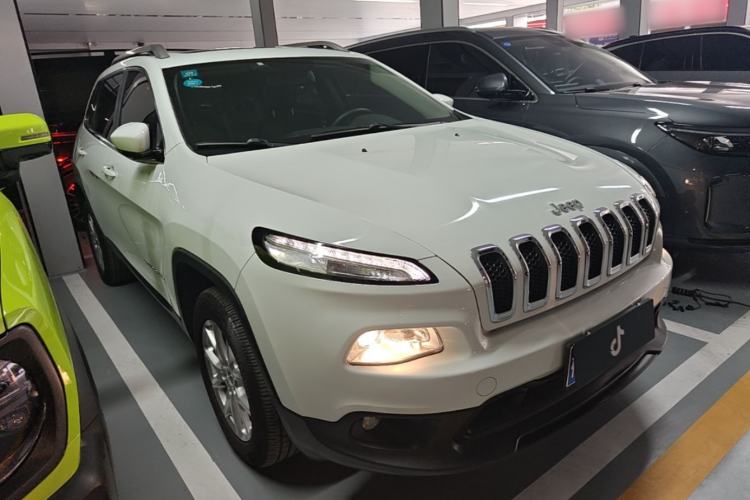 Used Jeep Cherokee 2014 2.4L Urban Edition Front Right 45 Deg
