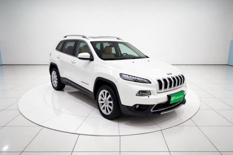 Used Jeep Cherokee 2014 2.4L Luxury Edition Front Right 45 Deg