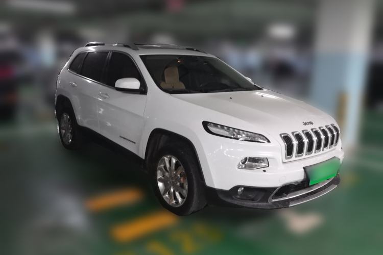 Used Jeep Cherokee 2014 2.4L Luxury Edition Front Right 45 Deg