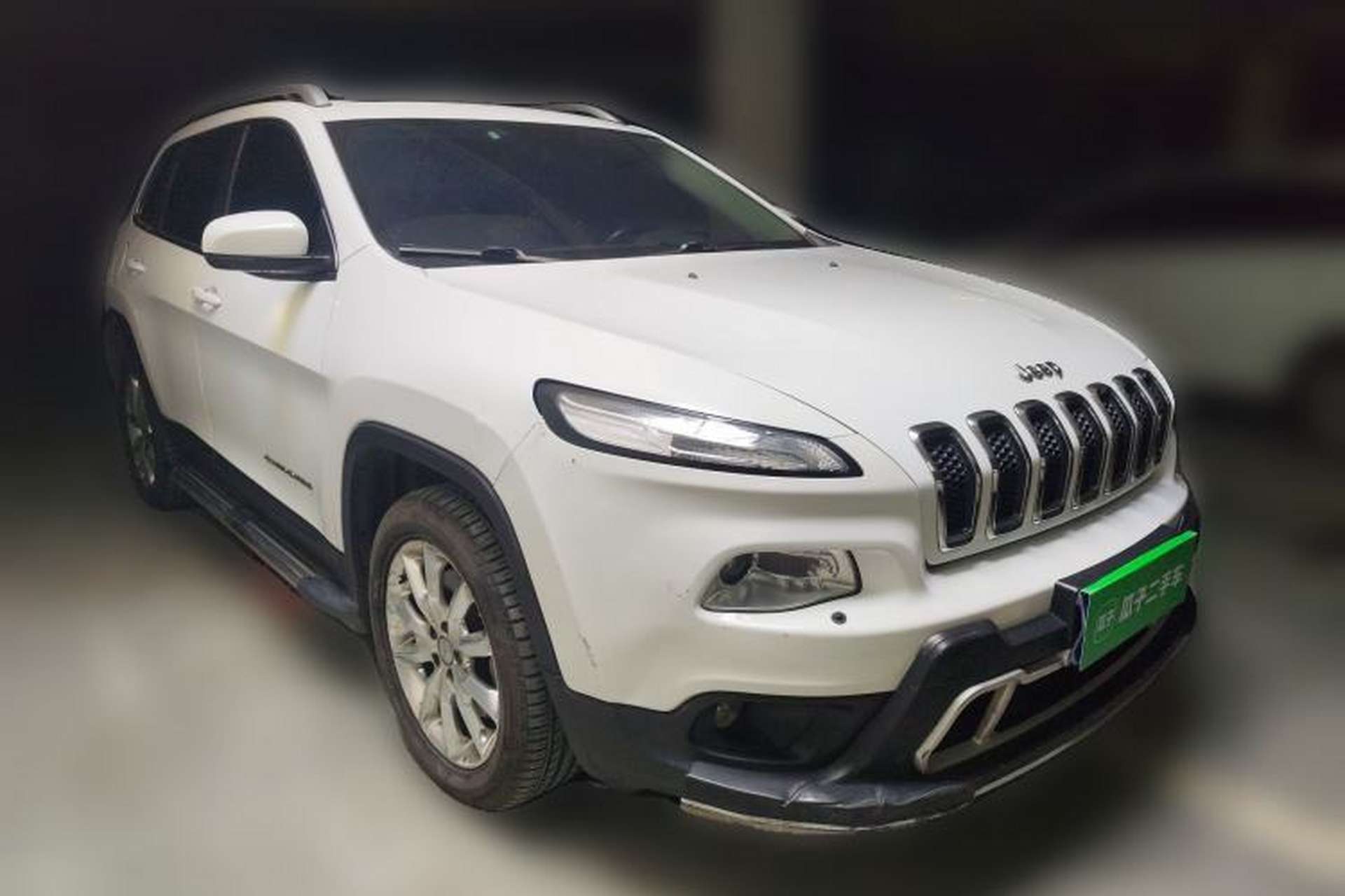 Used Jeep Cherokee 2014 2.4L Luxury Edition Front Right 45 Deg