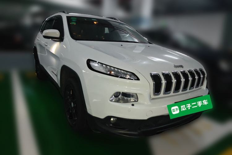 Used Jeep Cherokee 2014 2.4L Luxury Edition Front Right 45 Deg