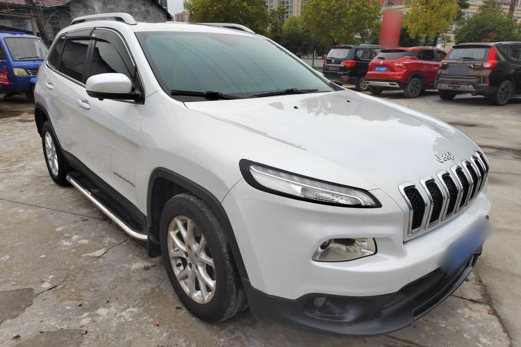 Used Jeep Cherokee 2014 2.4L Urban Edition Front Right 45 Deg