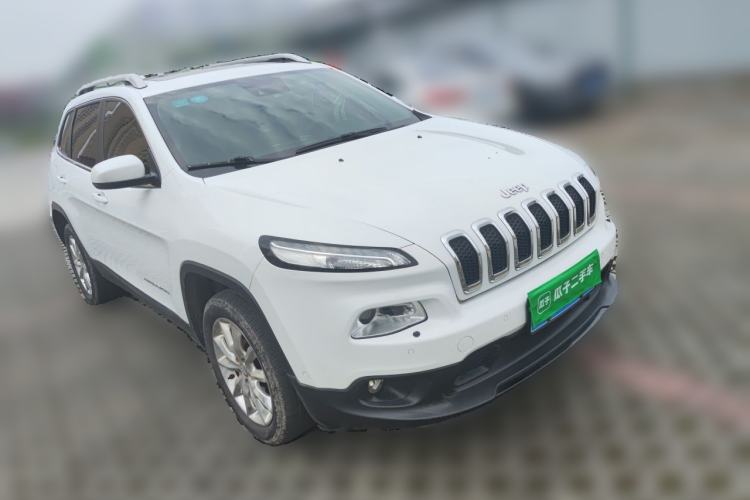 Used Jeep Cherokee 2014 2.4L Luxury Edition Front Right 45 Deg