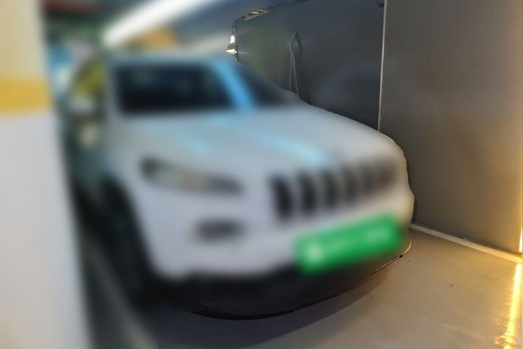 Used Jeep Cherokee 2014 2.4L Luxury Edition Front Right 45 Deg