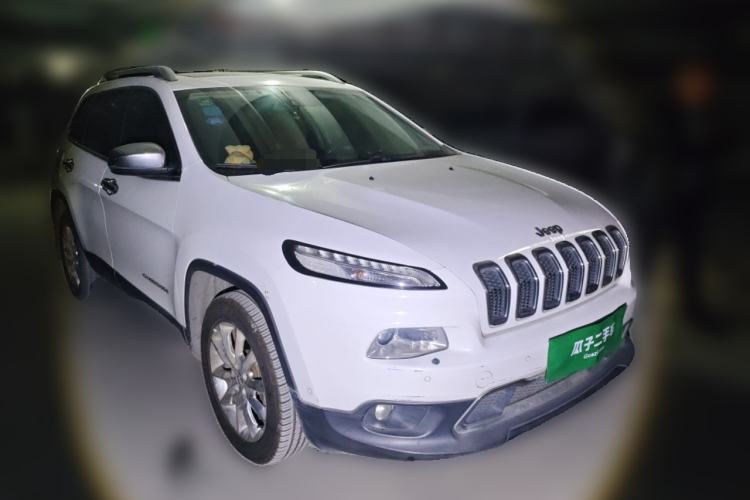 Used Jeep Cherokee 2014 2.4L Luxury Edition Front Right 45 Deg