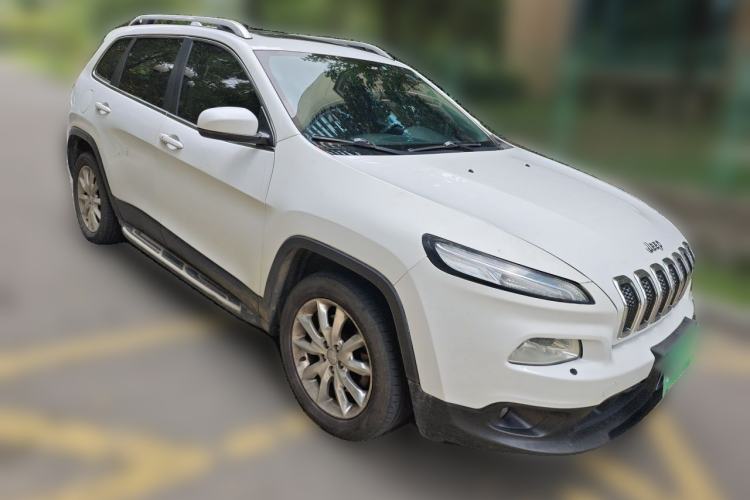 Used Jeep Cherokee 2014 2.4L Luxury Edition Front Right 45 Deg