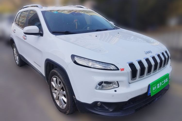 Used Jeep Cherokee 2014 2.4L Luxury Edition Front Right 45 Deg