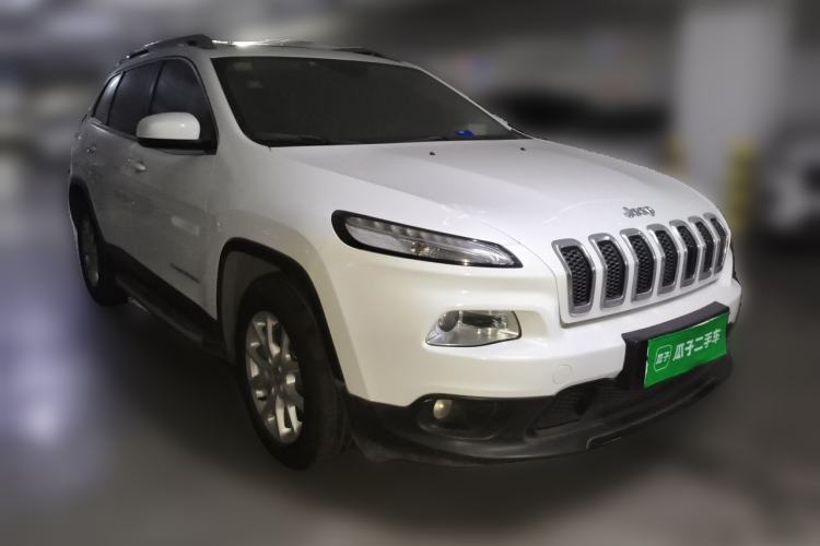 Used Jeep Cherokee 2014 2.4L Urban Edition Front Right 45 Deg