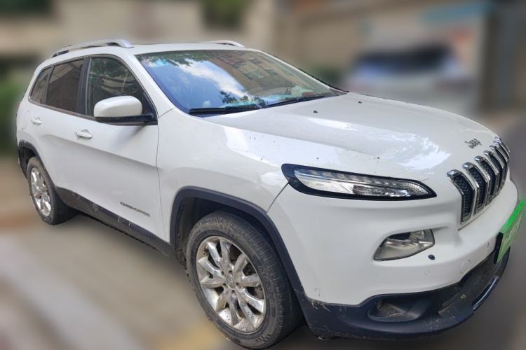 Used Jeep Cherokee 2014 2.4L Luxury Edition Front Right 45 Deg