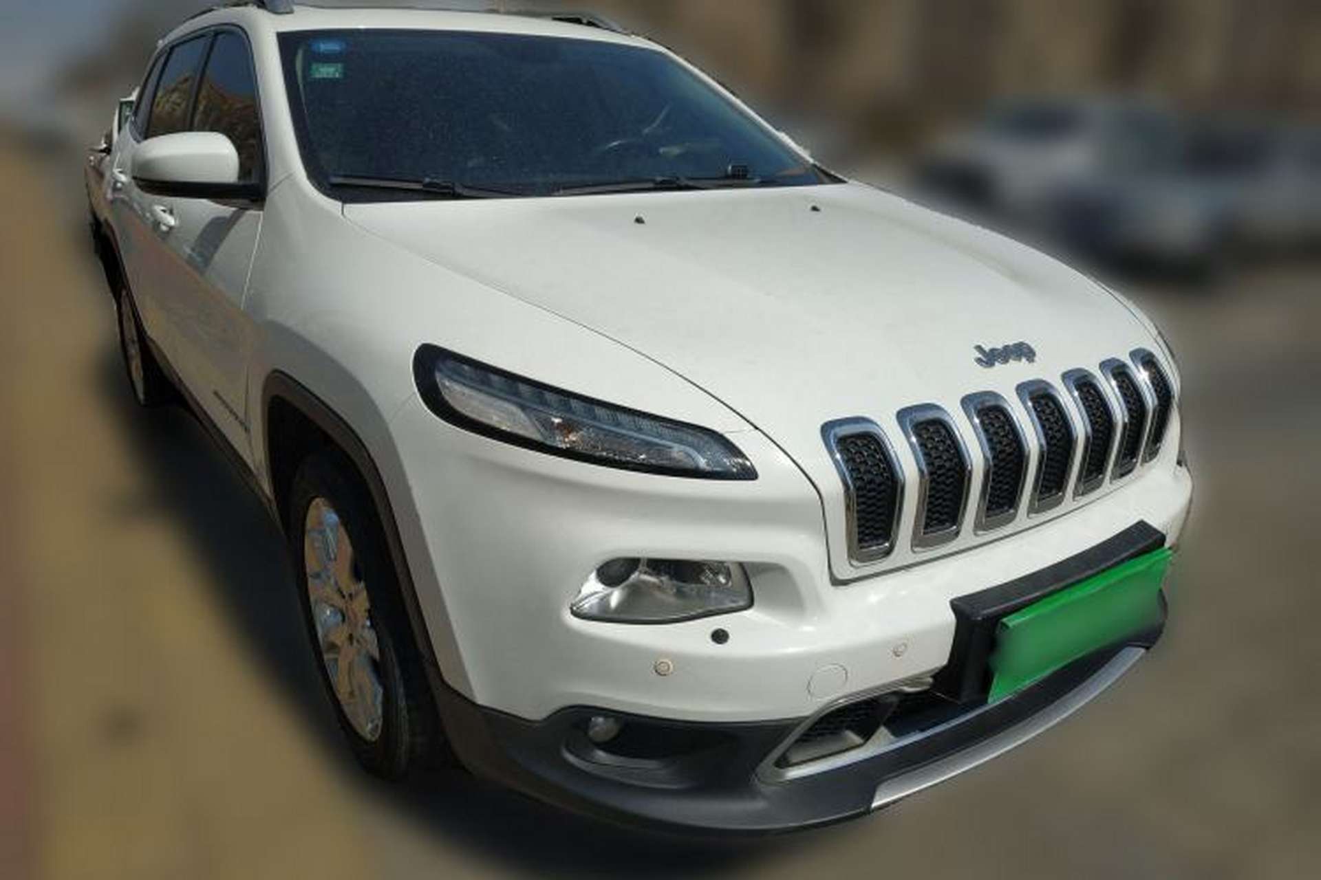 Used Jeep Cherokee 2014 2.4L Luxury Edition Front Right 45 Deg