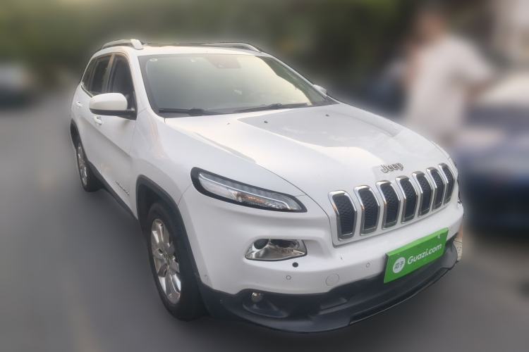 Used Jeep Cherokee 2014 2.4L Luxury Edition Front Right 45 Deg