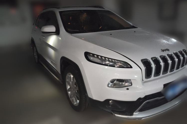 Used Jeep Cherokee 2014 2.4L Luxury Edition Front Right 45 Deg