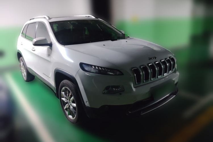 Used Jeep Cherokee 2014 2.4L Elite Edition Front Right 45 Deg