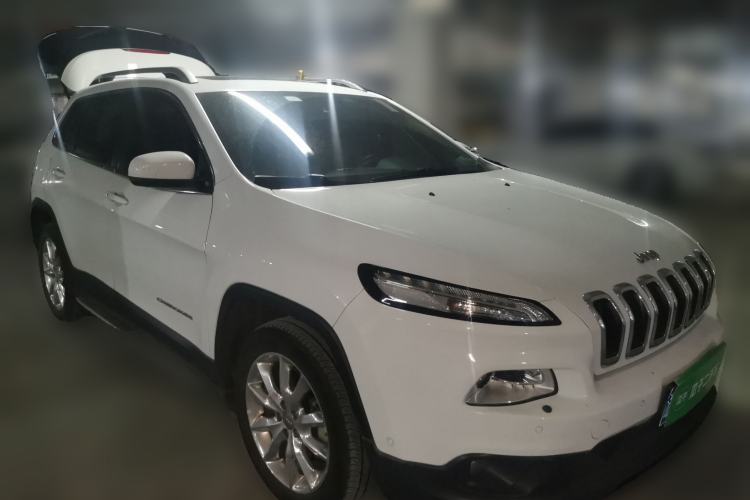 Used Jeep Cherokee 2014 2.4L Luxury Edition Front Right 45 Deg