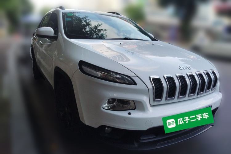 Used Jeep Cherokee 2014 2.4L Luxury Edition Front Right 45 Deg