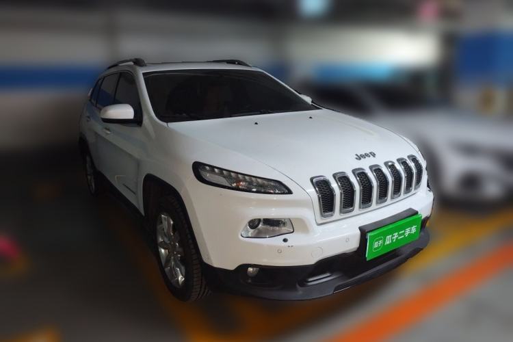 Used Jeep Cherokee 2014 2.4L Luxury Edition Front Right 45 Deg