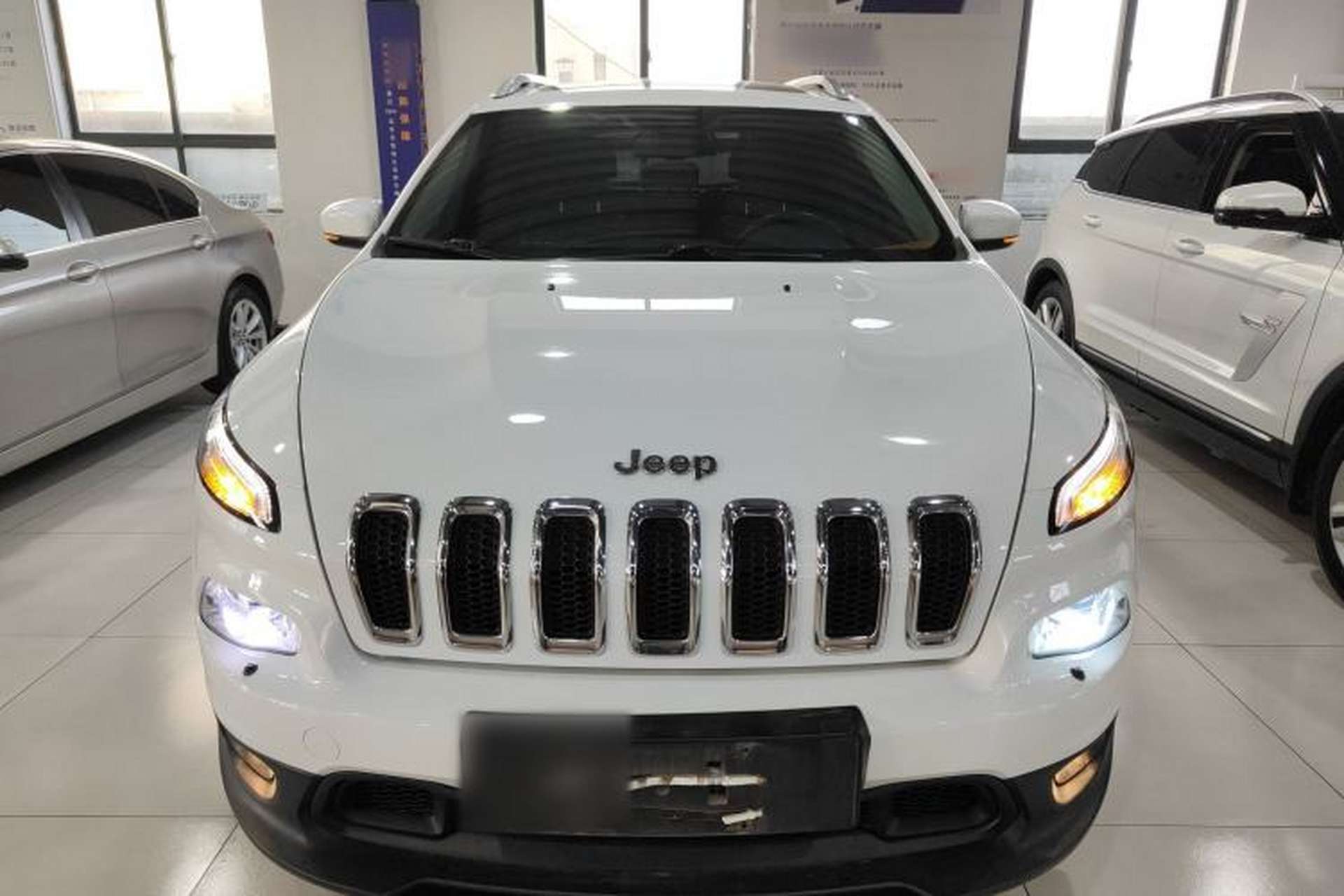 Used Jeep Cherokee 2014 2.4L Luxury Edition Front