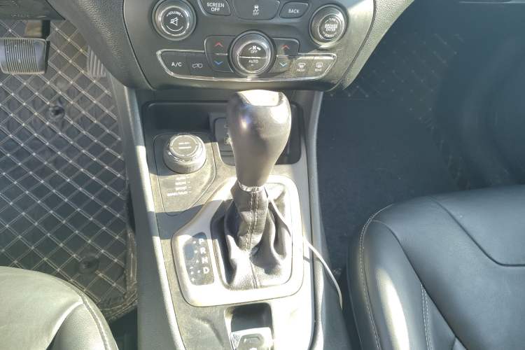 Used Jeep Cherokee 2014 2.4L Luxury Edition Gear Lever