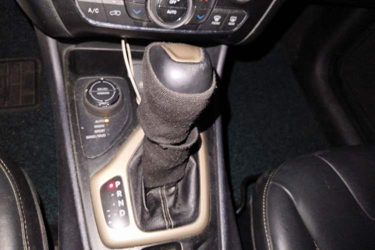 Used Jeep Cherokee 2014 2.4L Luxury Edition Gear Lever