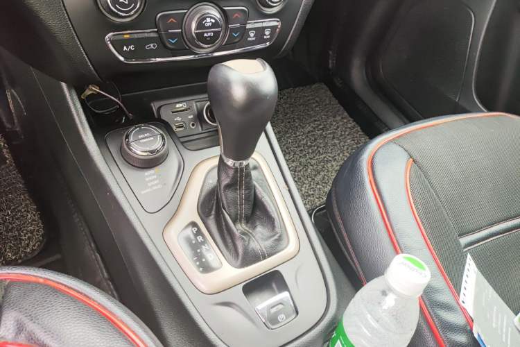 Used Jeep Cherokee 2014 2.4L Luxury Edition Gear Lever