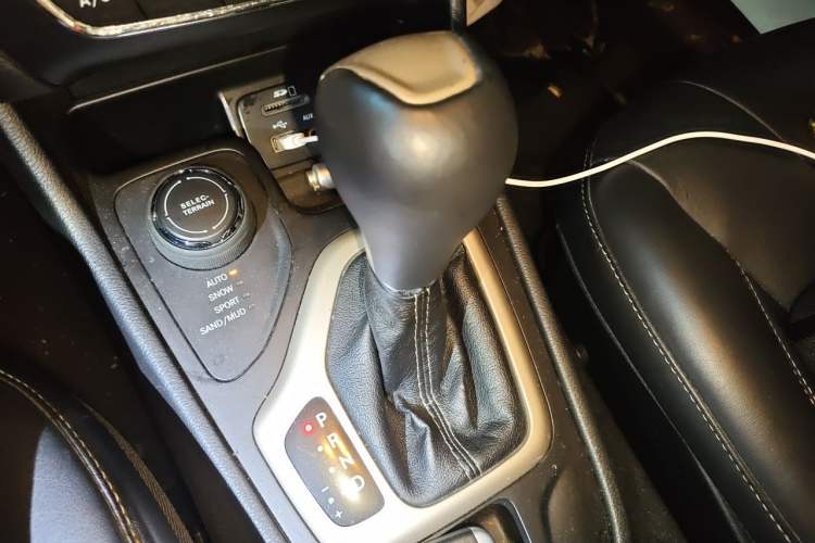 Used Jeep Cherokee 2014 2.4L Luxury Edition Gear Lever