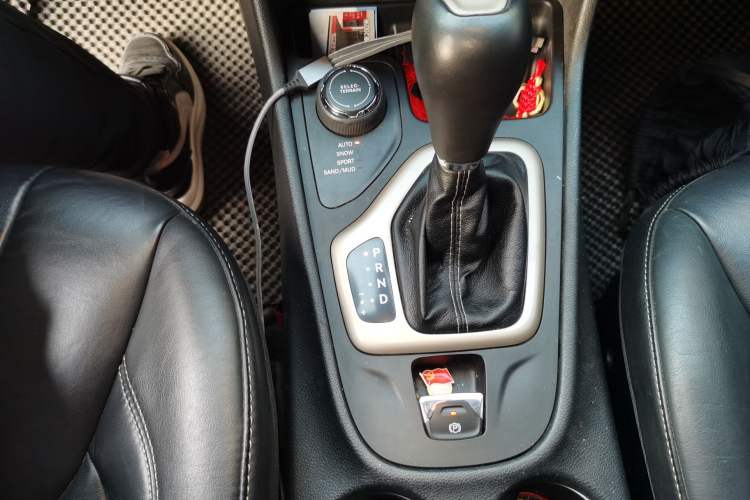 Used Jeep Cherokee 2014 2.4L Luxury Edition Gear Lever