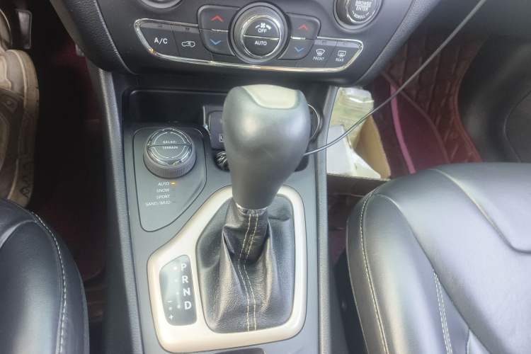 Used Jeep Cherokee 2014 2.4L Luxury Edition Gear Lever