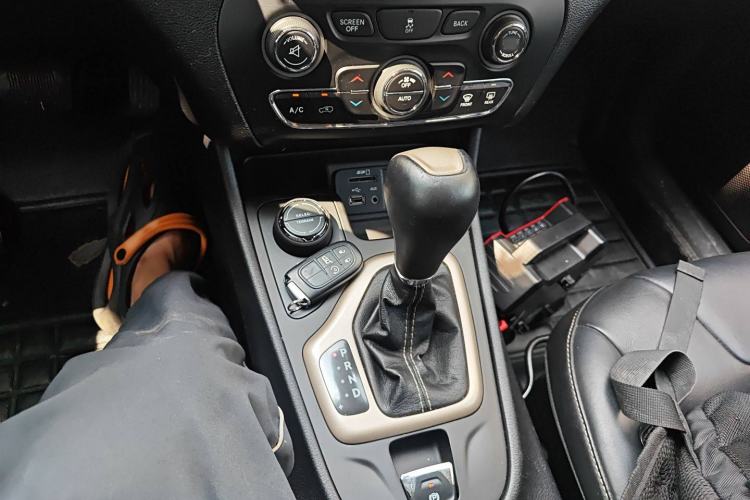 Used Jeep Cherokee 2014 2.4L Luxury Edition Gear Lever